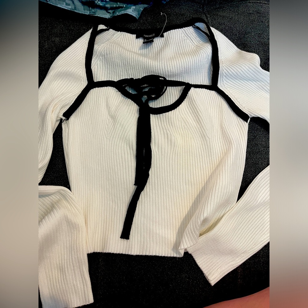 Forever 21 medium cream and black long-sleeved top Ribbed